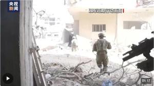 以军轰炸加沙难民营 小孩侥幸躲过